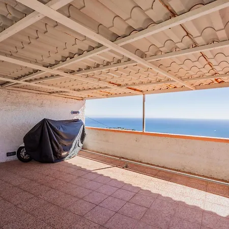 Tranquil Oasis: 3 Bedroom Sea View With Lush Yard