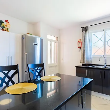 Tranquil Oasis: 3 Bedroom Sea View With Lush Yard