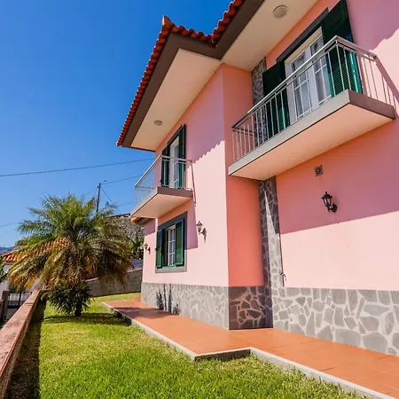 Tranquil Oasis: 3 Bedroom Sea View With Lush Yard بيت للعطل