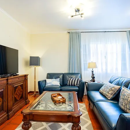Tranquil Oasis: 3 Bedroom Sea View With Lush Yard