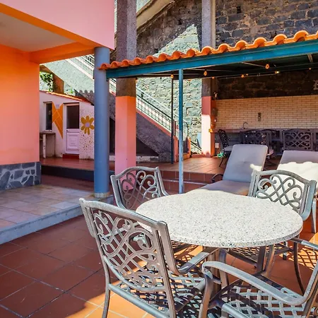 Tranquil Oasis: 3 Bedroom Sea View With Lush Yard *