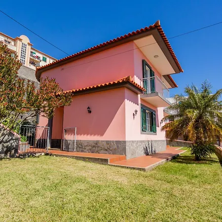 Tranquil Oasis: 3 Bedroom Sea View With Lush Yard بيت للعطل
