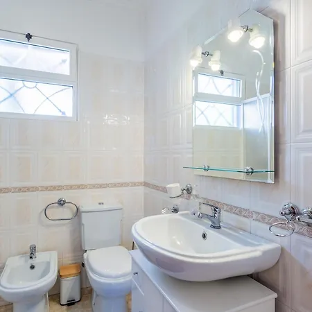Tranquil Oasis: 3 Bedroom Sea View With Lush Yard *
