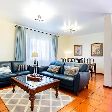 Tranquil Oasis: 3 Bedroom Sea View With Lush Yard بيت للعطل فونشال