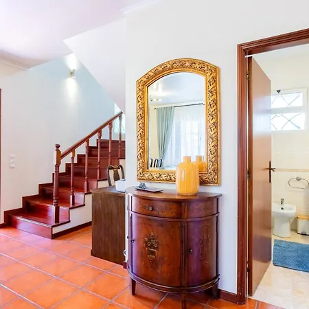 Tranquil Oasis: 3 Bedroom Sea View With Lush Yard *