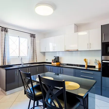 Tranquil Oasis: 3 Bedroom Sea View With Lush Yard بيت للعطل *