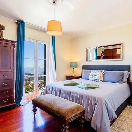 Tranquil Oasis: 3 Bedroom Sea View With Lush Yard